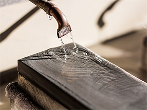 Über japanische Wasserschleifsteine fließt Wasser