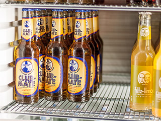 Blick in den Kühlschrank mit Club Mate