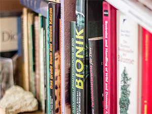 Bücherregal bei Dag Encke im Büro des Tiergartendirektors