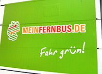 Logo meinfernbus auf grünem Grund am Bussteig