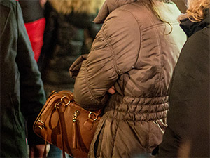 Ein Blick auf eine Handtasche am Christkindlesmarkt in Nürnberg