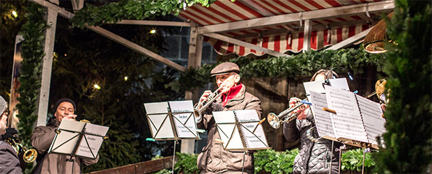 Die Musikkapelle spielt vom der Frauenkirche am Christkindlesmarkt Nürnberg