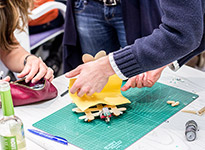 Zahnbürsten-Roboter-Rennen in der Vorabendveranstaltung des OpenUp Camps 2014 in Nürnberg
