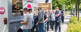 Lange Schlange vor dem Food Truck Goud.