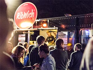 Ribwich Foodtruck in der Nacht