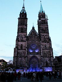 Lorenzkirche in blau