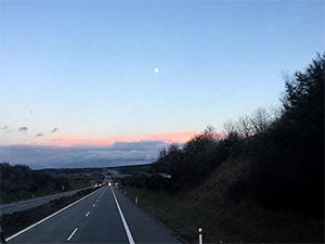 Fahrt mit dem Bus auf der A6 nach Prag