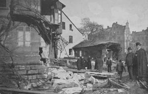 Passanten vor dem zerstörten Haus Kleinweidenmühle 4, 1909.