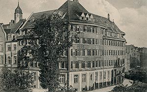 Diese 1916 von einem Haus an der Schönweißstraße aus gemachte Aufnahme zeigt die malerische Dachlandschaft des Arndthauses.