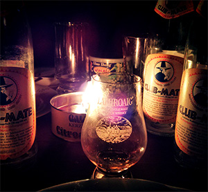 Club-Mate und ein Glas Whiskey Laphroaig im Kerzenlicht