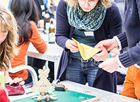 Zahnbürsten-Roboter-Rennen in der Vorabendveranstaltung des OpenUp Camps 2014 in Nürnberg