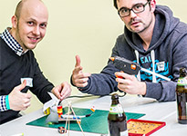 Zahnbürsten-Roboter-Rennen in der Vorabendveranstaltung des OpenUp Camps 2014 in Nürnberg