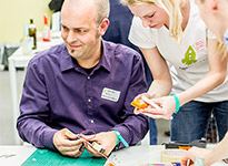Zahnbürsten-Roboter-Rennen in der Vorabendveranstaltung des OpenUp Camps 2014 in Nürnberg