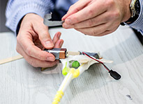 Zahnbürsten-Roboter-Rennen in der Vorabendveranstaltung des OpenUp Camps 2014 in Nürnberg