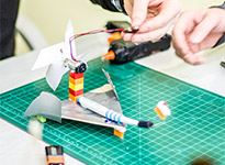 Zahnbürsten-Roboter-Rennen in der Vorabendveranstaltung des OpenUp Camps 2014 in Nürnberg