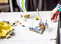 Zahnbürsten-Roboter-Rennen in der Vorabendveranstaltung des OpenUp Camps 2014 in Nürnberg