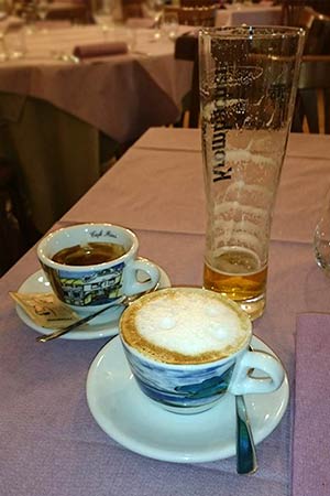 Espressotassen und Bierglas