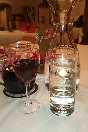 Rotwein und Quellwasser