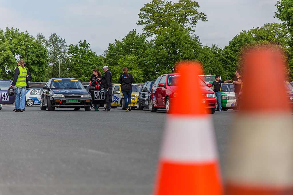 Rennautos beim Renn-Slalom aufgereiht