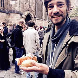 Felix mit veganer Schnitzel-Semmel